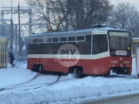 В Туле трамвай поехал в разные стороны и врезался в остановку, Фото: 3