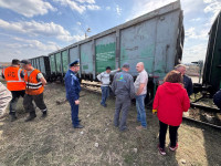 Причиной схода вагонов грузового поезда в Плеханова стали гнилые деревянные шпалы, Фото: 12