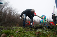 Александр Лебедев ремонтирует детскую площадку, Фото: 12