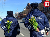 Сотрудники ГИБДД и полицейские поздравляли тулячек цветами и подарками, Фото: 28