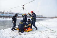 Провалившийся под лед школьник и терпящий бедствие рыбак: спасатели провели учения на Упе в Туле, Фото: 15