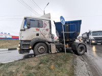 На Новомосковском шоссе из-за гололеда улетел в кювет грузовик, Фото: 12