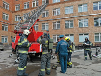 Учения МЧС: В Тульской областной больнице из-за пожара эвакуировали больных и персонал, Фото: 30