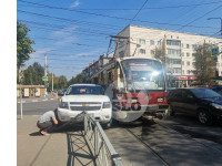 В Туле Chevrolet не разъехался с трамваем и смял забор, Фото: 2