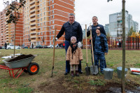 Администрация Тулы вместе с депутатами высадили клёны во дворе дома для военнослужащих в Туле, Фото: 28