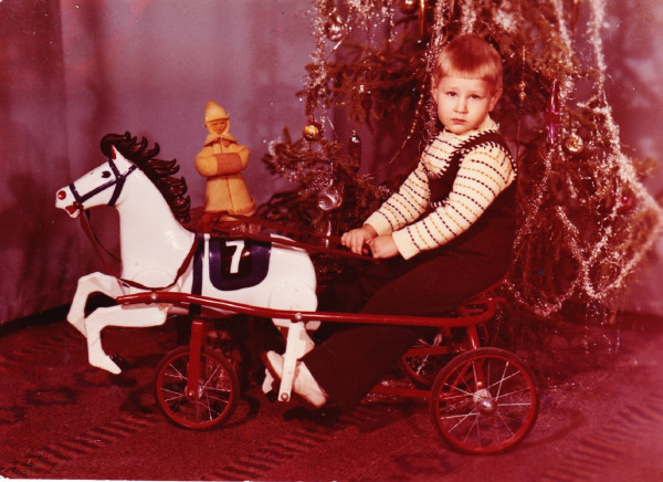 Маленький принц въезжает на белом коне в 1979 год