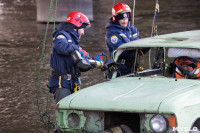 В Туле на Упе спасатели эвакуировали пострадавшего из упавшего в реку автомобиля, Фото: 39
