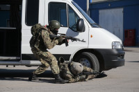 В Туле штурмовая группа ОМОН задержала условных вооруженных преступников, Фото: 2