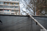 В центре Тулы на грузовую фуру упал электрический столб, Фото: 14