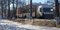 На ул. Кирова легковушка влетела в грузовик и повисла на сугробе, Фото: 4