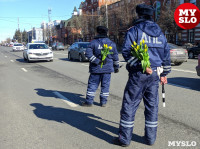 Сотрудники ГИБДД и полицейские поздравляли тулячек цветами и подарками, Фото: 29