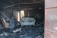 Пять пожарных расчетов тушили гараж в Туле, Фото: 17