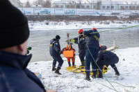 Провалившийся под лед школьник и терпящий бедствие рыбак: спасатели провели учения на Упе в Туле, Фото: 13