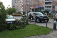 В Туле "Opel" перелетел бордюр и протаранил припаркованный "Infiniti", Фото: 4