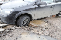 В Пролетарском районе Opel колесом провалился в дорожную яму, Фото: 4