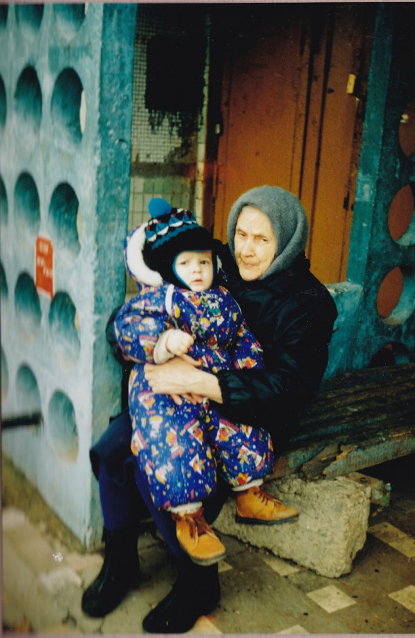 Только родные люди способны любить.  Рядом с прабабушкой. 1997 год