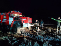 В Тульской области увязший в грязи пожарный «Урал» спасли пять внедорожников, Фото: 10