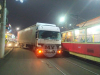 В Пролетарском округе Тулы пробка из-за ДТП с грузовиком и легковушкой, Фото: 2