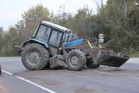 На въезде в Тулу трактор протаранил внедорожник, Фото: 3