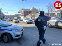 Сотрудники ГИБДД и полицейские поздравляли тулячек цветами и подарками, Фото: 4