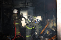 Пять пожарных расчетов тушили гараж в Туле, Фото: 9