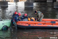 В Туле на Упе спасатели эвакуировали пострадавшего из упавшего в реку автомобиля, Фото: 47
