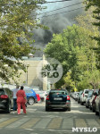 В центре Красноармейского проспекта в Туле загорелась крыша многоэтажки, Фото: 1