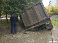В Туле на ул. Луначарского грузовик провалился под землю, Фото: 4