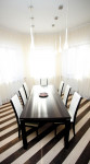 Столовую зону выделяет «полосатый» пол, «приподнятый» над столом потолок и два ряда светильников. , Фото: 8