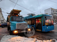 Из-за застрявшей в контактной сети штанги троллейбуса в Заречье образовалась серьезная пробка , Фото: 5