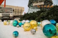 В Туле на площади Ленина разбирают главную новогоднюю ёлку, Фото: 3