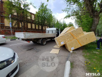 В Туле из «Газели» на припаркованную легковушку выпал груз, Фото: 5