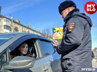 Сотрудники ГИБДД и полицейские поздравляли тулячек цветами и подарками, Фото: 15