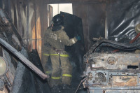 Пять пожарных расчетов тушили гараж в Туле, Фото: 4