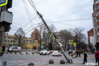 В центре Тулы на грузовую фуру упал электрический столб, Фото: 7