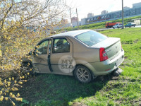 На ул Рязанской столкнулись два Renault: один влетел в столб, второй ушел в кусты, Фото: 3