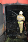 Пять пожарных расчетов тушили гараж в Туле, Фото: 10