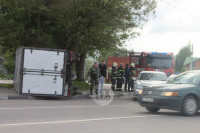 В Туле на кругу на ул. Короленко после ДТП грузовик опрокинулся набок, Фото: 3