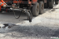 В Туле проводят аварийно-восстановительный ремонт дорог методом пневмонабрызга, Фото: 1