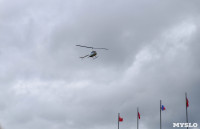 Толпа туляков взяла в кольцо прилетевшего на вертолете Леонида Якубовича, чтобы получить мороженное, Фото: 24