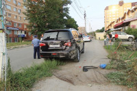 В Туле "Opel" перелетел бордюр и протаранил припаркованный "Infiniti", Фото: 1