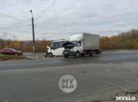 На Щекинском шоссе столкнулись микроавтобус и грузовик, Фото: 1
