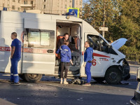 На проспекте Ленина легковушка столкнулась с машиной скорой помощи, Фото: 1