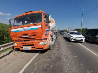 На Калужском шоссе из-за отказавших тормозов бетономешалка врезалась в легковушку, Фото: 2