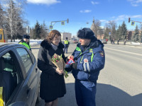 В Туле инспекторы ГИБДД дарили цветы женщинам за рулем, Фото: 2