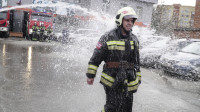 В Туле сотрудники МЧС проводили на пенсию руководителя, окатив водой из пожарных рукавов, Фото: 14