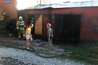 Пять пожарных расчетов тушили гараж в Туле, Фото: 16