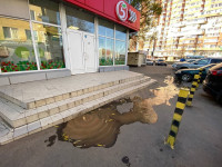 На Зеленстрое у входа в супермаркет «забил фонтан»: видео, Фото: 3