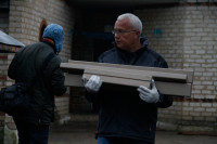Александр Лебедев ремонтирует детскую площадку, Фото: 9