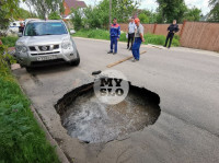 Провал дороги в Мясново: уходивший под землю внедорожник спасли эвакуаторщики, Фото: 9